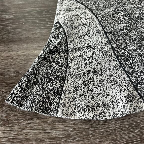 H&M Black & White Textured Flared Mini Skirt Sz 8 Abstract Jacquard Fit & Flare - Picture 7 of 9